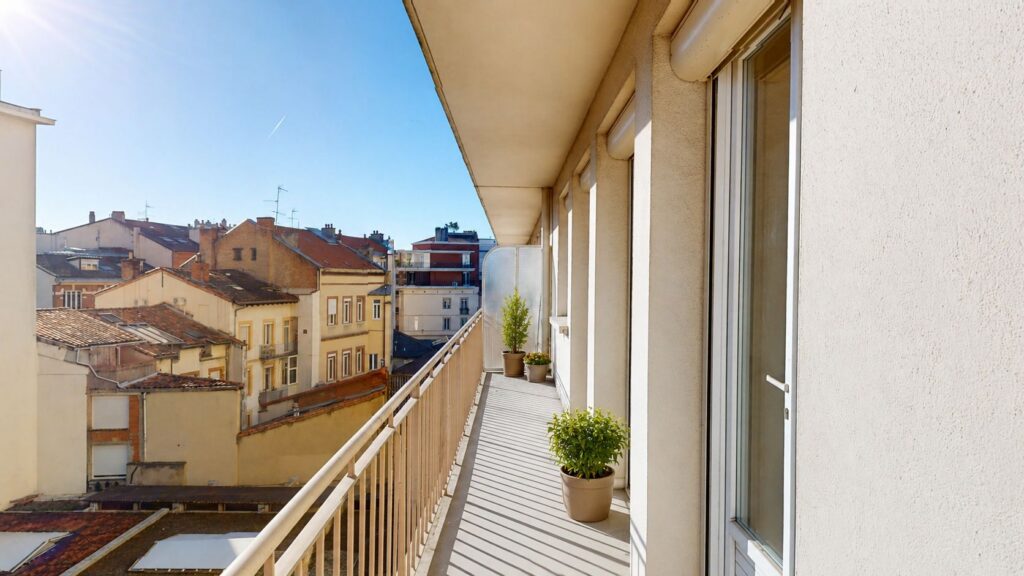 T3 DE 57M2 AVEC ASCENSEUR, BALCON ET CAVE- 19 RUE BAYARD