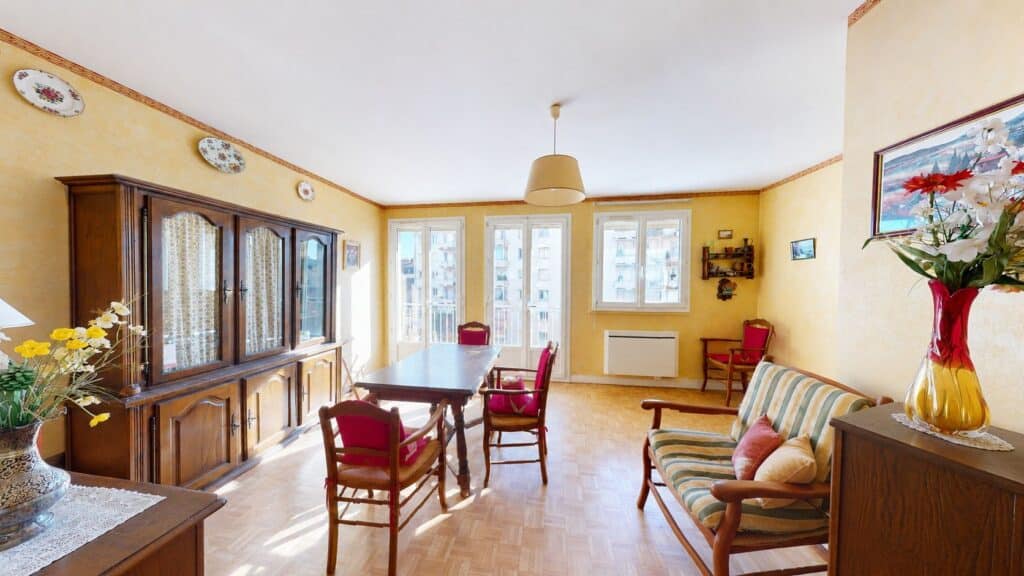 T3 DE 57M2 AVEC ASCENSEUR, BALCON ET CAVE- 19 RUE BAYARD