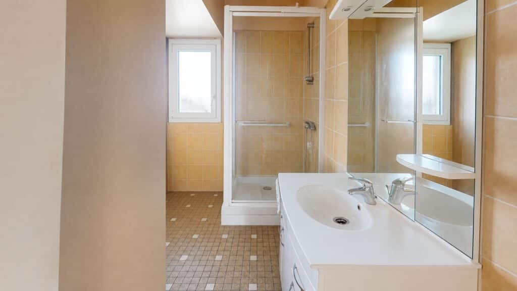 T3 DE 57M2 AVEC ASCENSEUR, BALCON ET CAVE- 19 RUE BAYARD