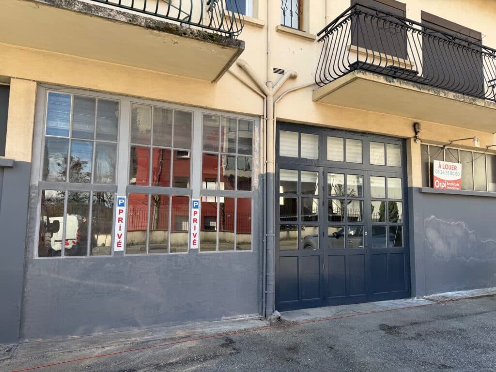 ARGOULETS - A louer local commercial de 195 m² avec parking