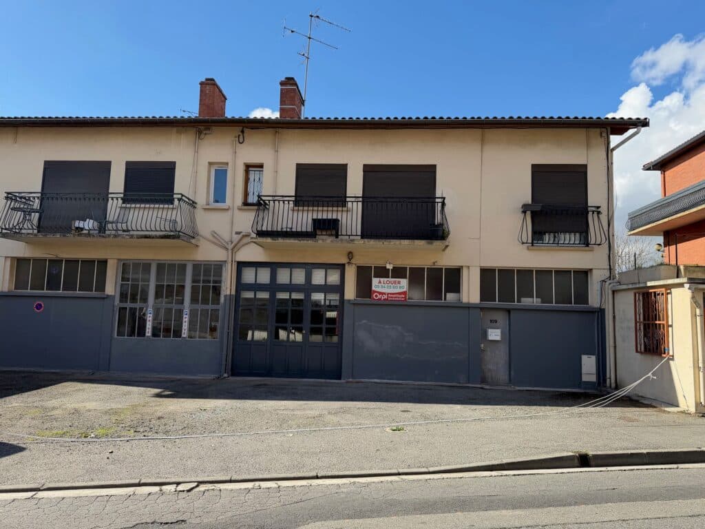 ARGOULETS - A louer local commercial de 195 m² avec parking