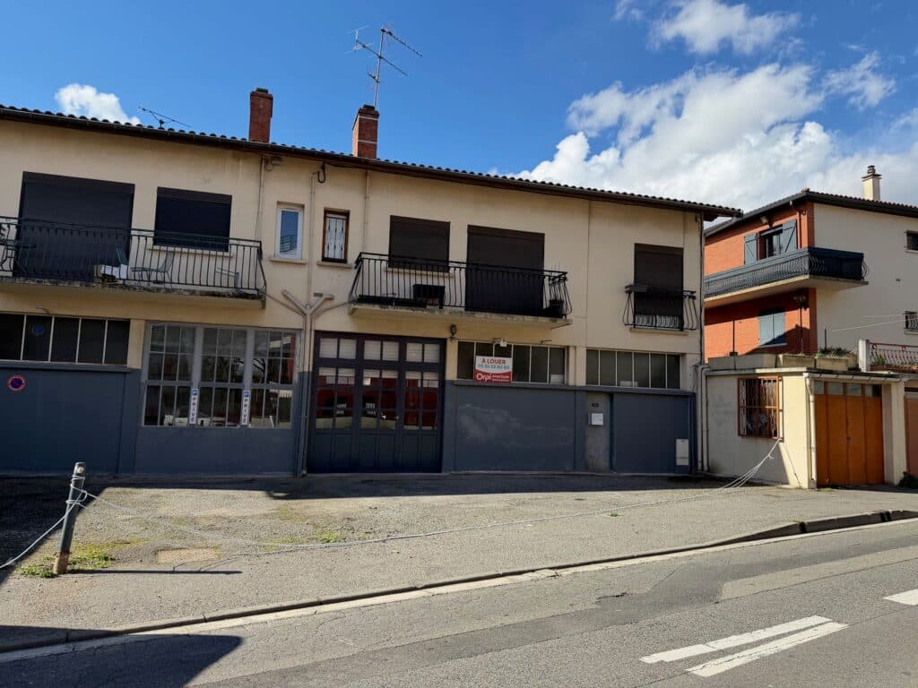ARGOULETS - A louer local commercial de 195 m² avec parking