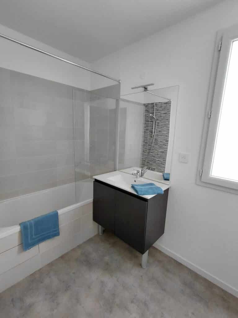 Maison T4 meublée de 81 m² À Louer sur EAUNES avec deux places de parking