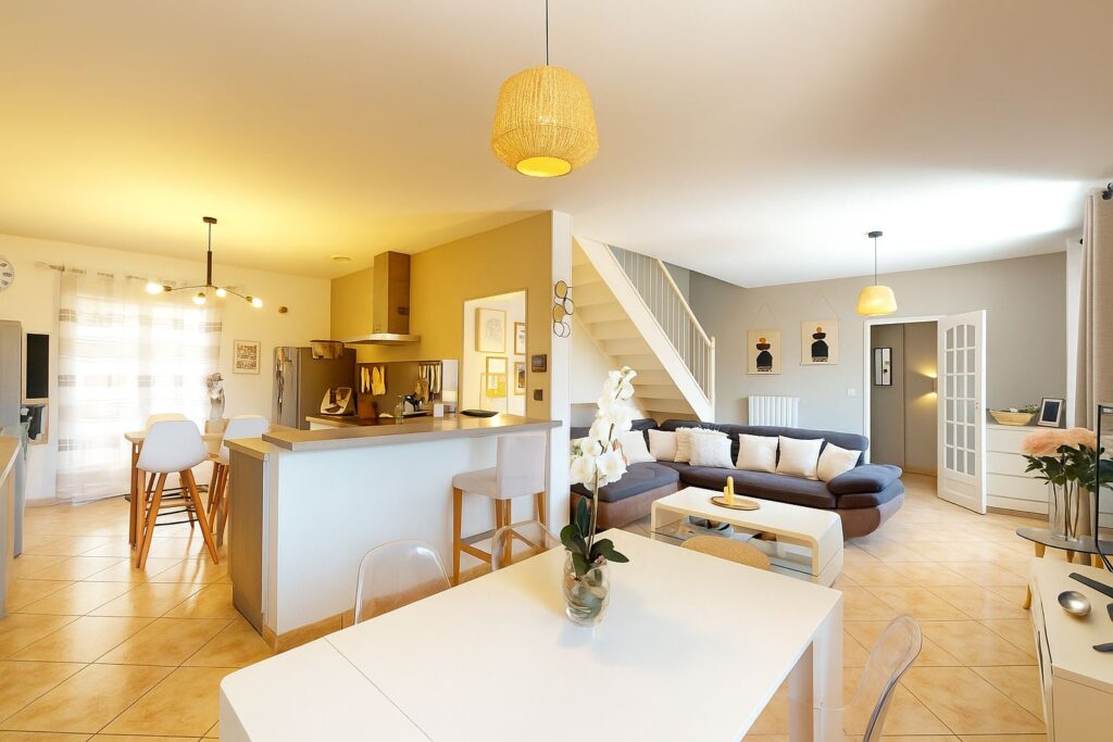 SUD CROIX DE PIERRE LYCEE GALLIENI Maison T6 avec studio attenant, garage jardin et piscine