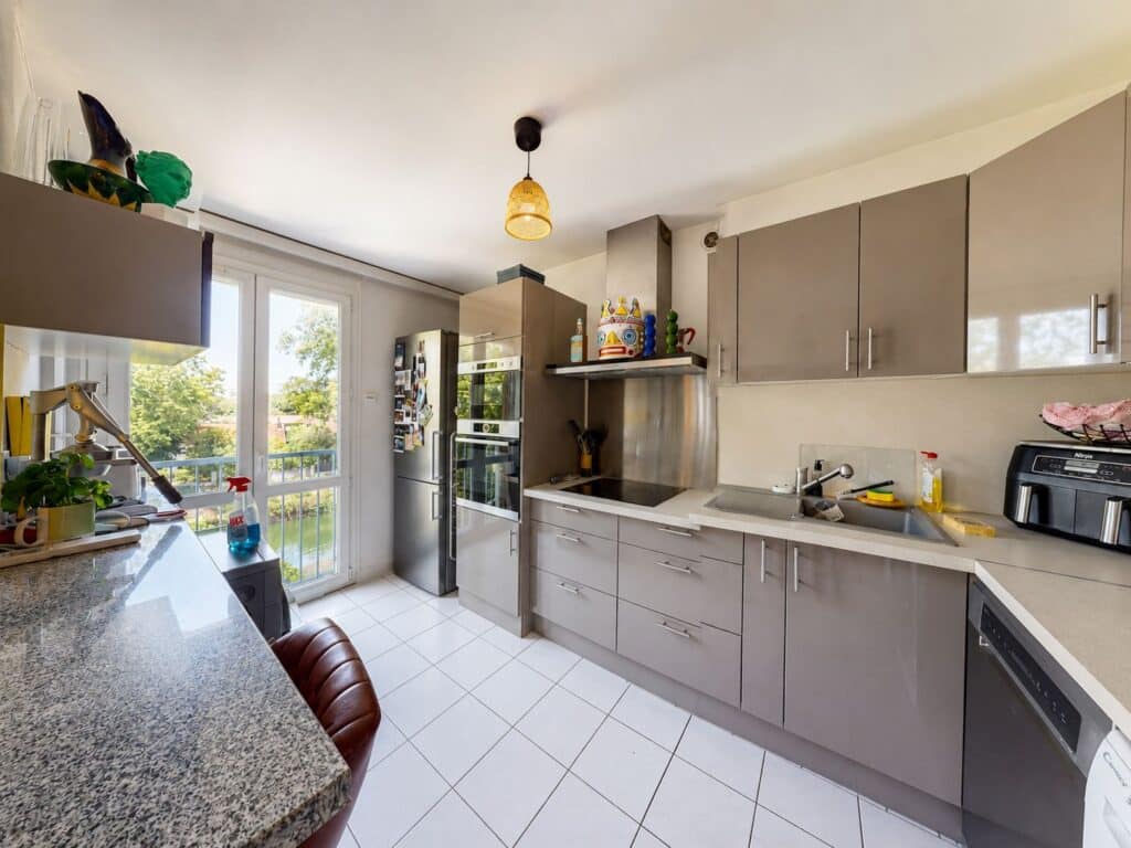 PONT DES DEMOISELLES – SUPERBE ANCIEN T4 TRANSFORMÉ EN GRAND T3 – BALCON – PARKING – CAVE – ASCENSEUR