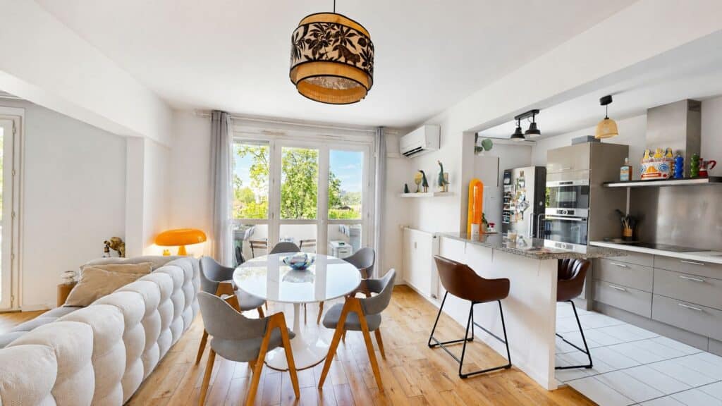 PONT DES DEMOISELLES – SUPERBE ANCIEN T4 TRANSFORMÉ EN GRAND T3 – BALCON – PARKING – CAVE – ASCENSEUR