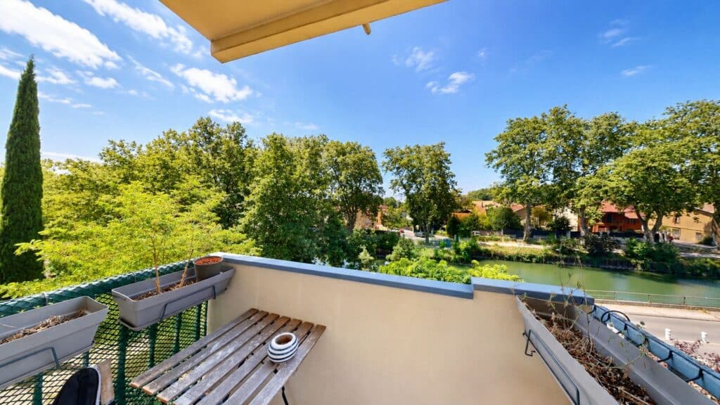 PONT DES DEMOISELLES – SUPERBE ANCIEN T4 TRANSFORMÉ EN GRAND T3 – BALCON – PARKING – CAVE – ASCENSEUR