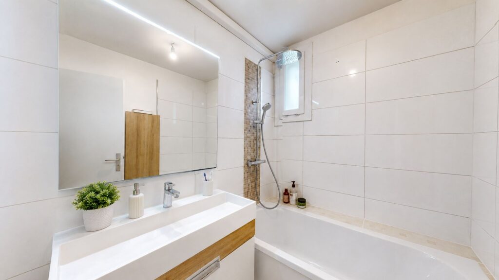 PONT DES DEMOISELLES – SUPERBE ANCIEN T4 TRANSFORMÉ EN GRAND T3 – BALCON – PARKING – CAVE – ASCENSEUR