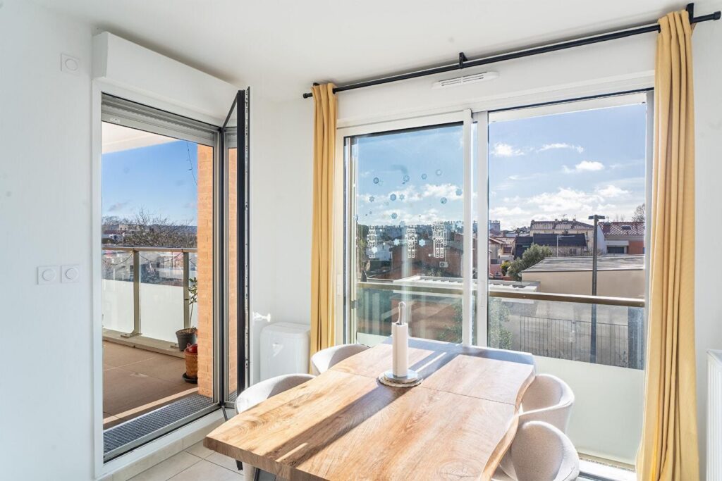 T4 contemporain avec terrasse et deux stationnements – Résidence récente au cœur de Guillaumet / CEAT