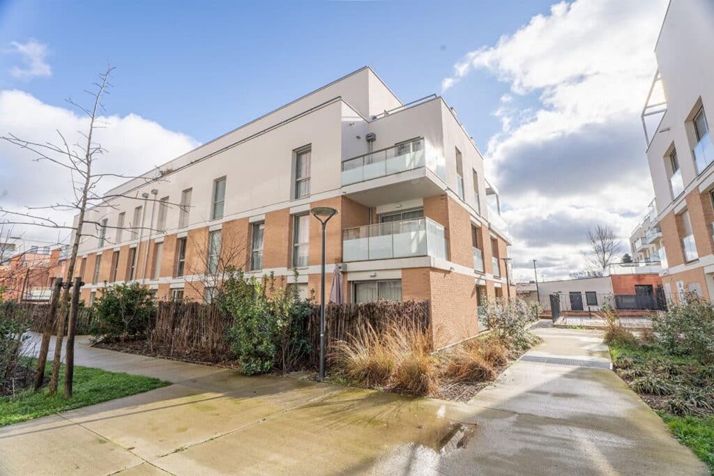 T4 contemporain avec terrasse et deux stationnements – Résidence récente au cœur de Guillaumet / CEAT