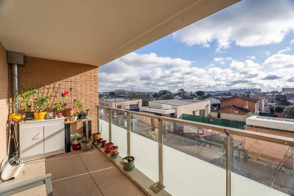 T4 contemporain avec terrasse et deux stationnements – Résidence récente au cœur de Guillaumet / CEAT