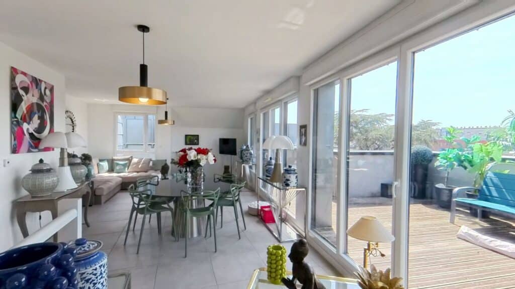 Appartement T4 112m2 À Vendre Esprit « maison sur le toit » au pied du métro Patte d’Oie terrasses 90m2
4 places de parking en s/sol