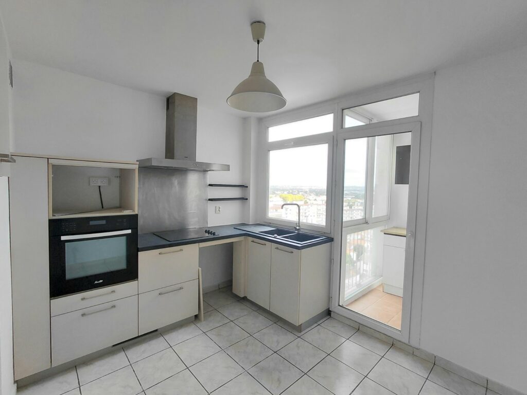 Jolimont - Spacieux T3 traversant à Louer avec garage fermé