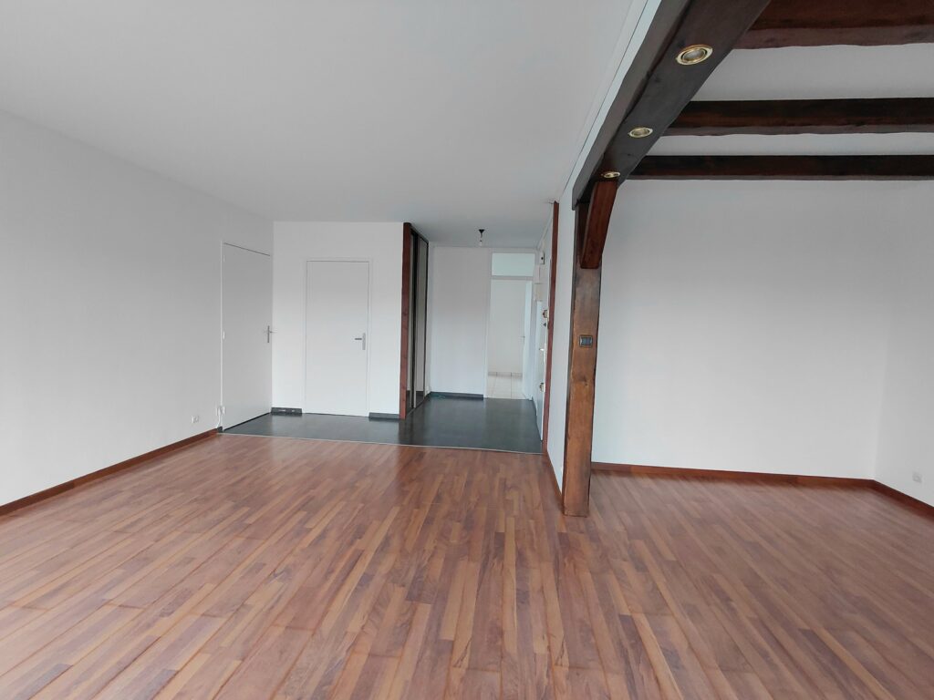 Jolimont - Spacieux T3 traversant à Louer avec garage fermé