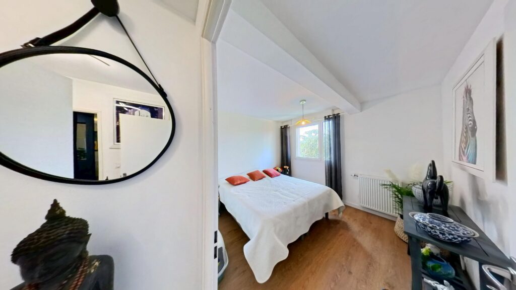 Appartement T4 112m2 À Vendre Esprit « maison sur le toit » au pied du métro Patte d’Oie terrasses 90m2
4 places de parking en s/sol