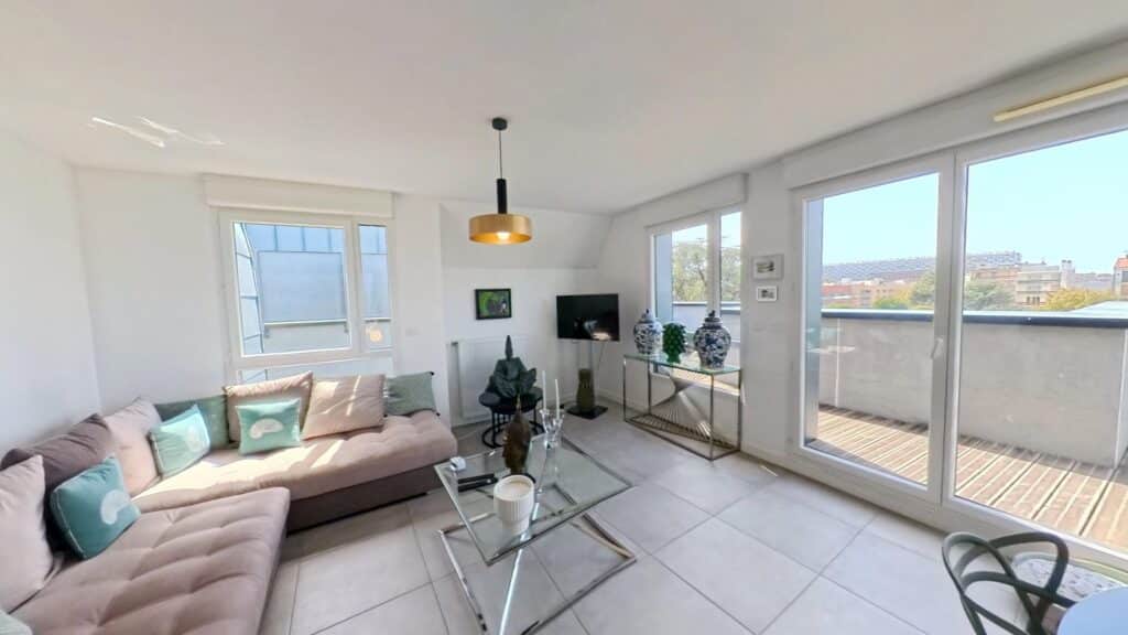 Appartement T4 112m2 À Vendre Esprit « maison sur le toit » au pied du métro Patte d’Oie terrasses 90m2
4 places de parking en s/sol