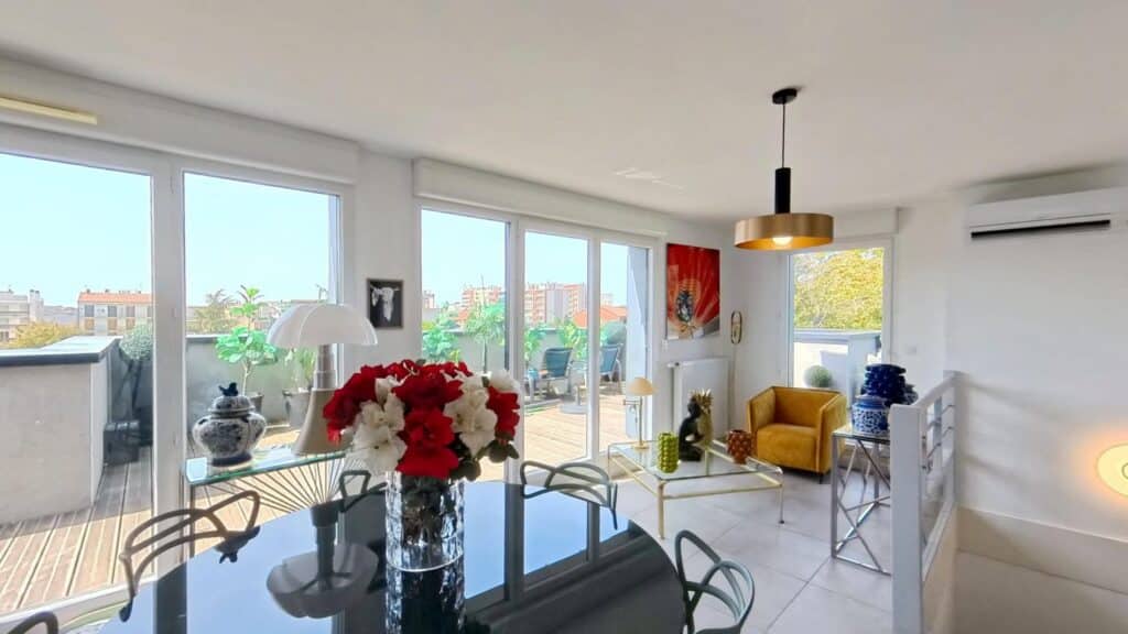 Appartement T4 112m2 À Vendre Esprit « maison sur le toit » au pied du métro Patte d’Oie terrasses 90m2
4 places de parking en s/sol