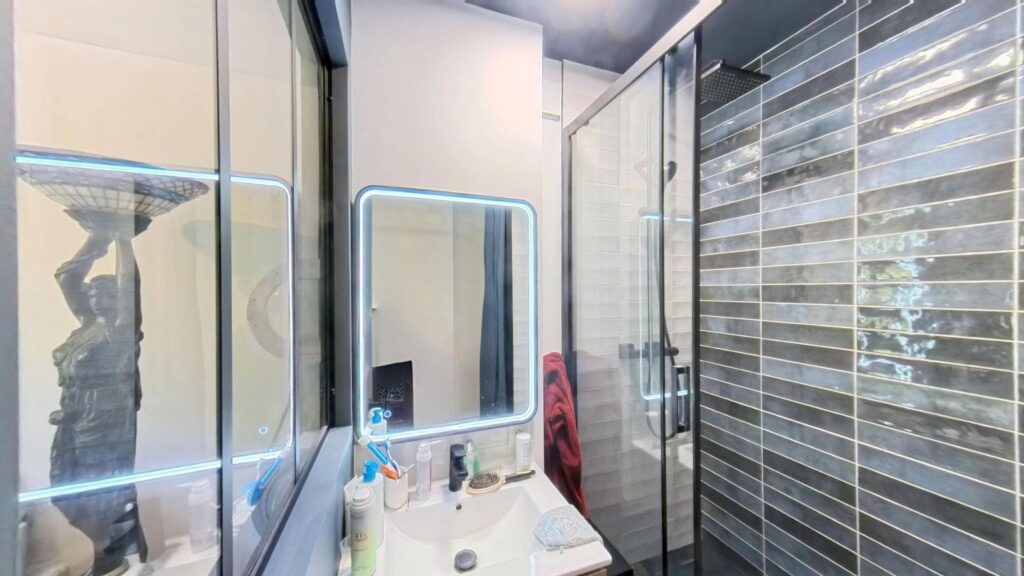 Appartement T4 112m2 À Vendre Esprit « maison sur le toit » au pied du métro Patte d’Oie terrasses 90m2
4 places de parking en s/sol