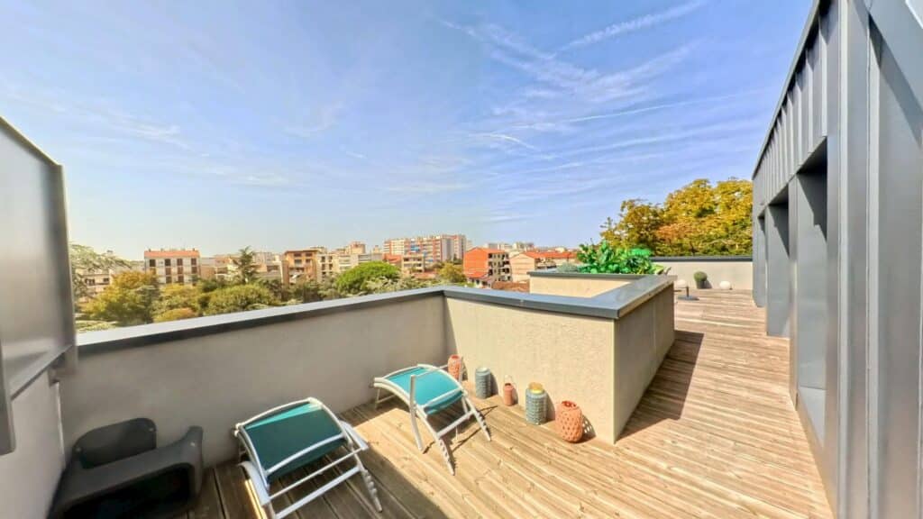 Appartement T4 112m2 À Vendre Esprit « maison sur le toit » au pied du métro Patte d’Oie terrasses 90m2
4 places de parking en s/sol