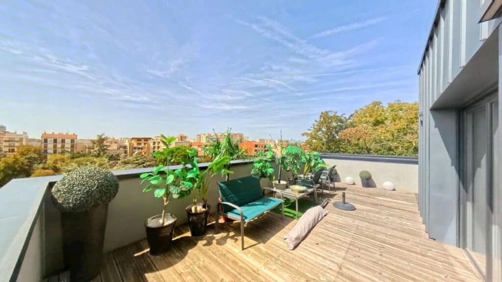 Appartement T4 112m2 À Vendre Esprit « maison sur le toit » au pied du métro Patte d’Oie terrasses 90m2
4 places de parking en s/sol