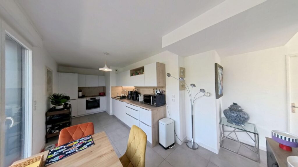 Appartement T4 112m2 À Vendre Esprit « maison sur le toit » au pied du métro Patte d’Oie terrasses 90m2
4 places de parking en s/sol