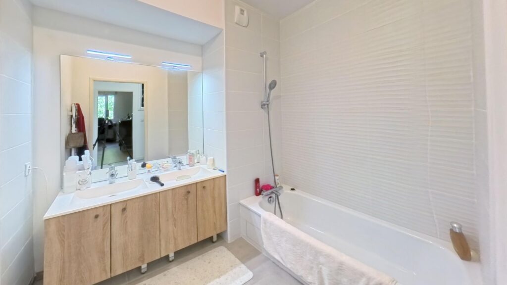 Appartement T4 112m2 À Vendre Esprit « maison sur le toit » au pied du métro Patte d’Oie terrasses 90m2
4 places de parking en s/sol