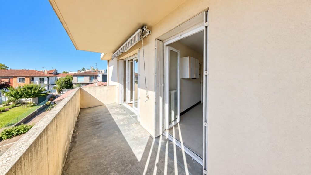 RARE SUR LE SECTEUR  Appartement T3 À Vendre Garage et Cave
