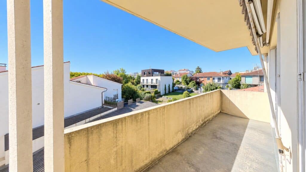 RARE SUR LE SECTEUR  Appartement T3 À Vendre Garage et Cave