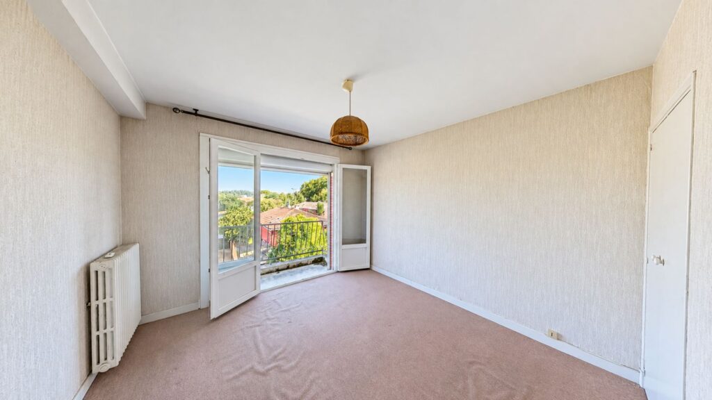 RARE SUR LE SECTEUR  Appartement T3 À Vendre Garage et Cave