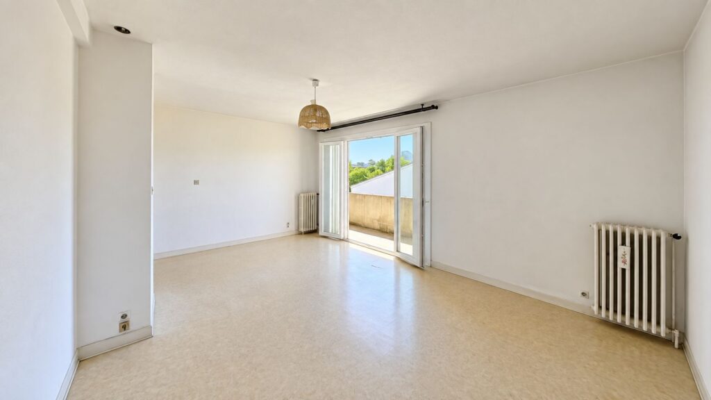 RARE SUR LE SECTEUR  Appartement T3 À Vendre Garage et Cave