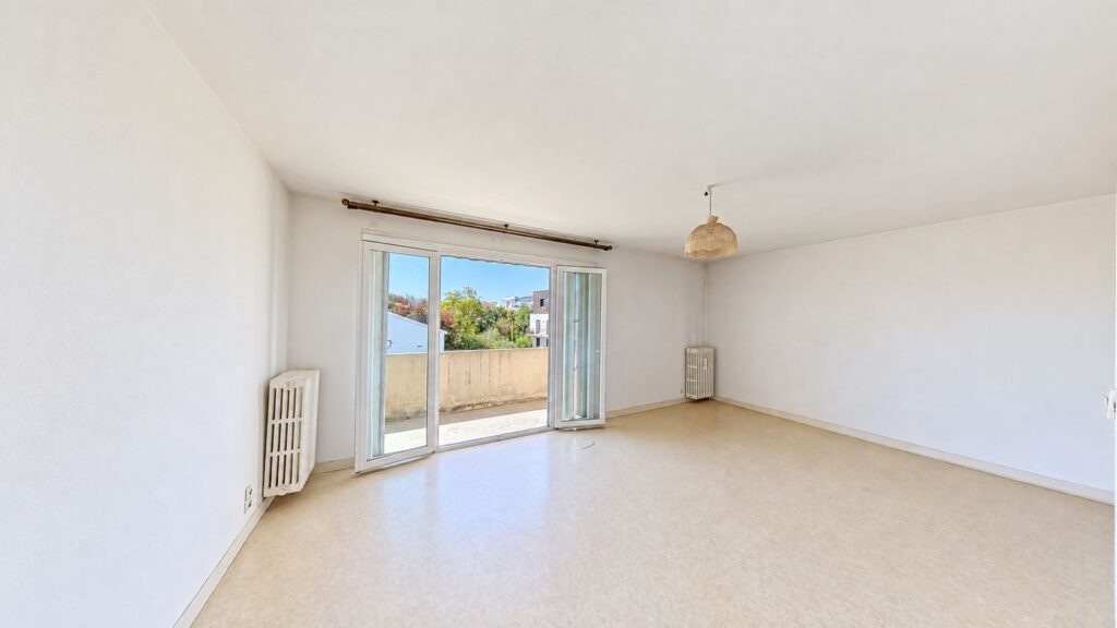 RARE SUR LE SECTEUR  Appartement T3 À Vendre Garage et Cave