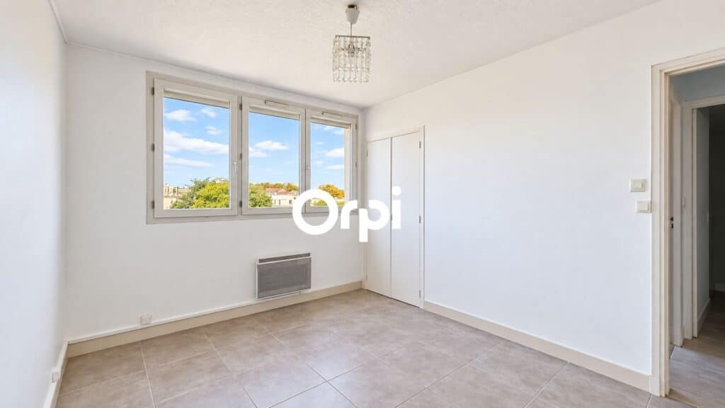 TOULOUSE – T3BIS DE 63 M² • DERNIER ÉTAGE • TRAVAUX VOTÉS ET PRIS EN CHARGE • BALCON • GARAGE BOXÉ • CAVE • VUE DÉGAGÉE • SEUL SUR LE PALIER •  TRAVERSANT EST/OUEST